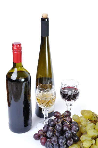 Két üveg bort, két pohár bor és a szőlő, elszigetelt, fehér — Stock Fotó