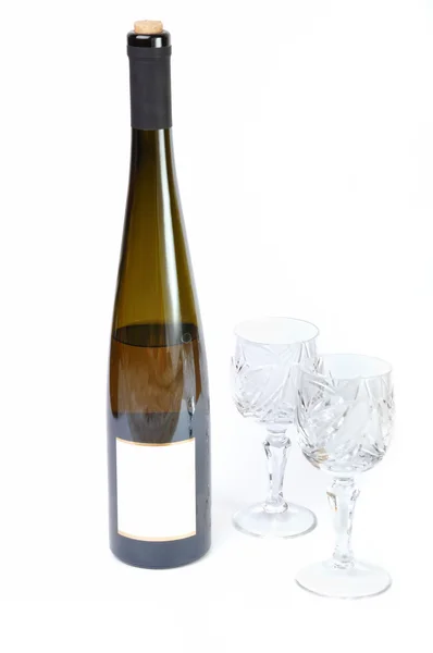 Garrafa de vinho com dois copos isolados em branco — Fotografia de Stock