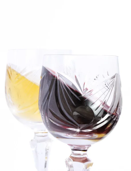 Bicchieri di vino rosso e bianco isolati in bianco — Foto Stock