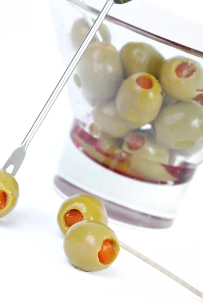 Olive ripiene di paprica isolate in bianco — Foto Stock