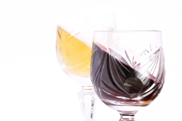 Okulary czerwone i białe wino na białym tle w kolorze białym — Zdjęcie stockowe
