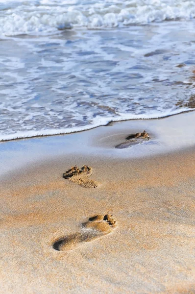 Stopy v písku v sunrise — Stock fotografie
