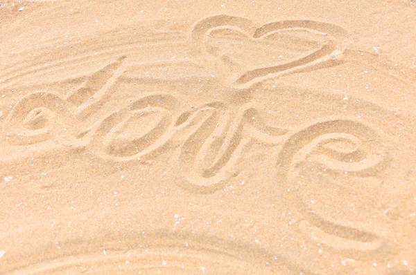 Любовь в песке на пляже — стоковое фото