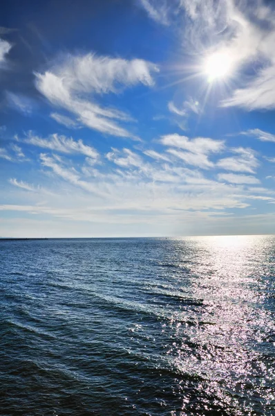 Zonneschijn in de zomer aan de Oceaan — Stockfoto