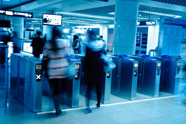 Entrar en la estación de metro — Foto de Stock