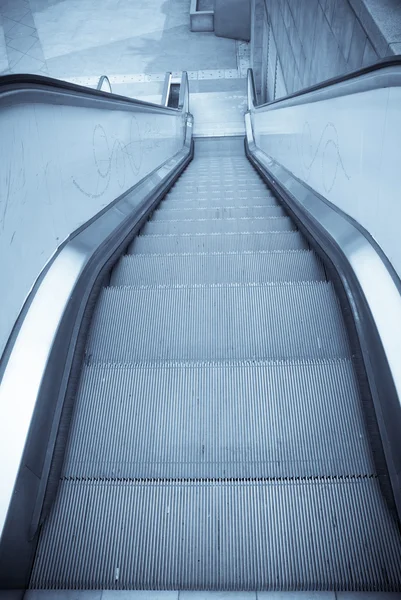 Escada rolante na cidade moderna — Fotografia de Stock