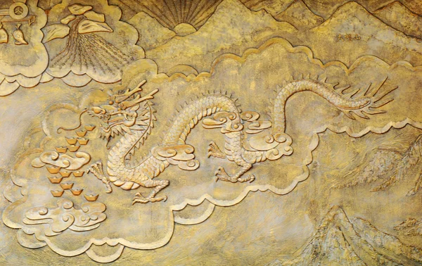 Goldenes Relief des Drachen — Stockfoto