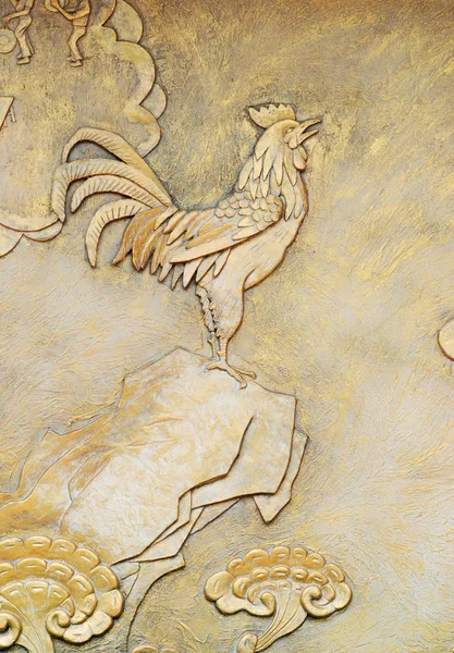 Золотой рельеф петуха — стоковое фото