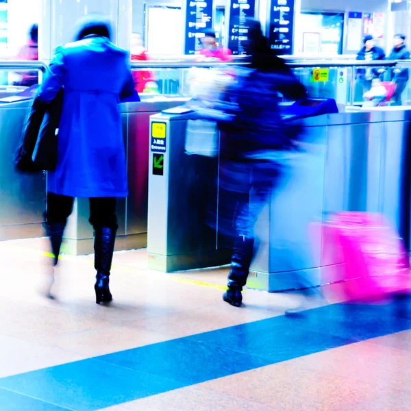 Entrar en la estación de metro — Foto de Stock