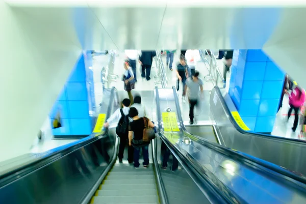 Passagerare på rörliga rulltrappa — Stockfoto
