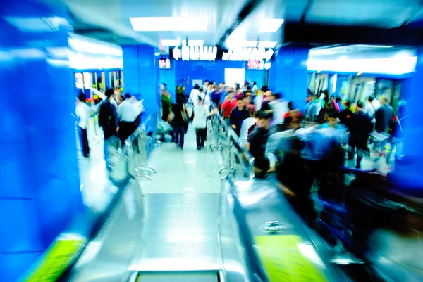 Zakelijke passagier bij metrostation — Stockfoto