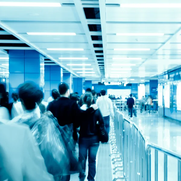Geschäftsreisender an U-Bahn-Station — Stockfoto