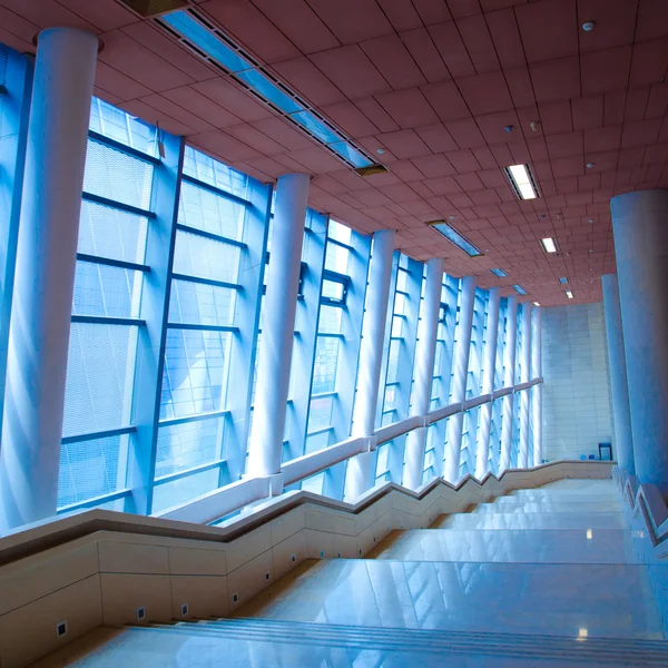 Escalier moderne d'immeuble de bureaux — Photo