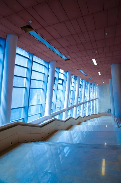 Escalera moderna del edificio de oficinas —  Fotos de Stock