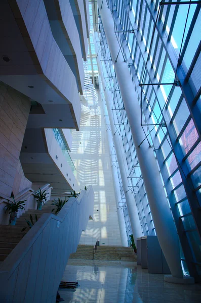 Moderní kancelářská budova architektury schodiště — Stock fotografie