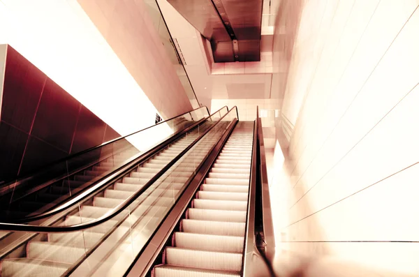 Arquitectura de escalera mecánica — Foto de Stock
