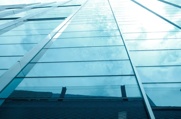 Стеклянное офисное здание с облаками и небом — стоковое фото