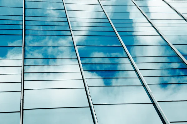 Edificio de oficinas de vidrio con nubes y cielo — Foto de Stock