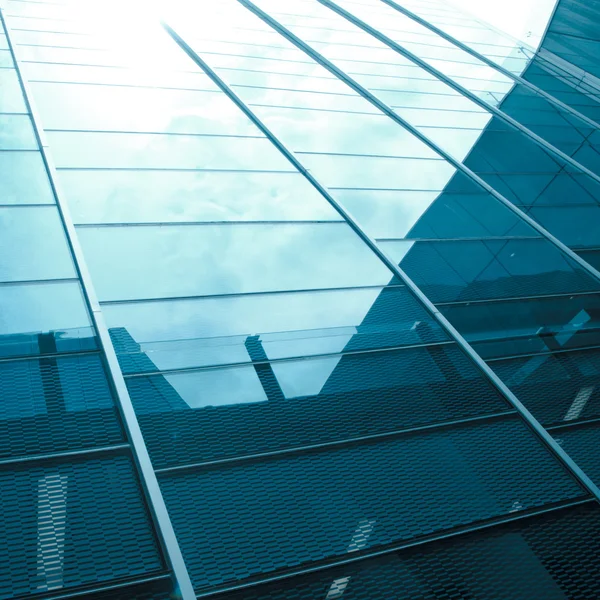 Glas kantoorgebouw met wolken en lucht — Stockfoto