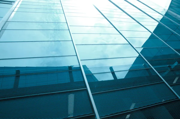 玻璃办公大楼提供云层和天空 — 图库照片