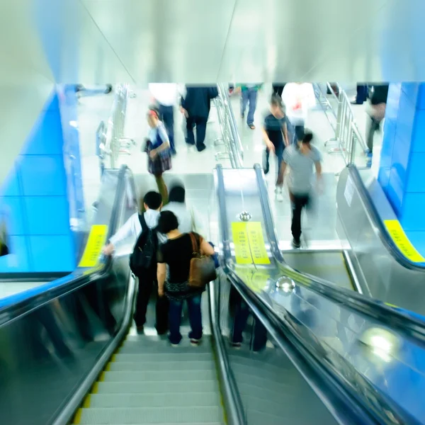Passagier auf fahrender Rolltreppe — Stockfoto