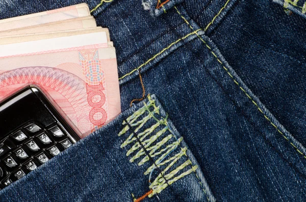 Jeans, mobiltelefon og kontanter – stockfoto
