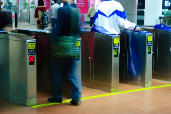 Astu metroasemalle — kuvapankkivalokuva