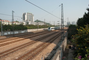 Tren demiryolu üzerinde çalıştırmak