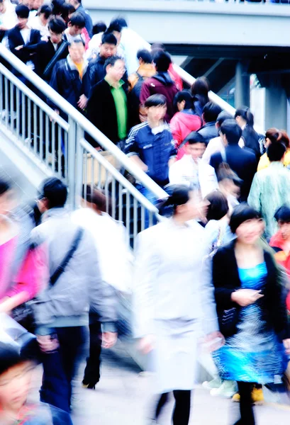 Merdivenin kalabalığa acele — Stok fotoğraf