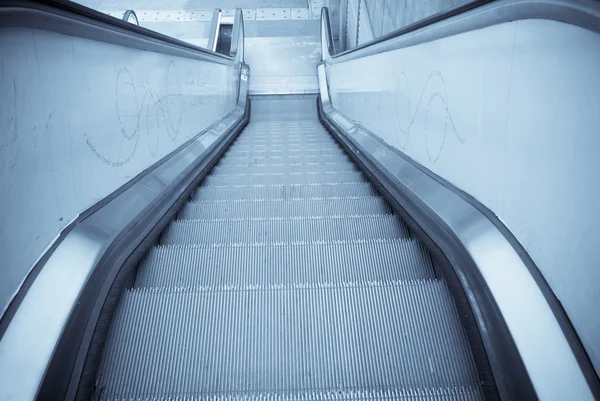 自动扶梯在现代城市 — 图库照片