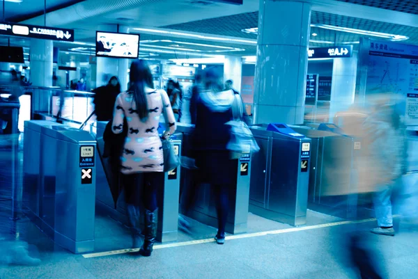 Entrar en la estación de metro —  Fotos de Stock