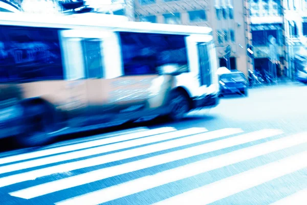 Bus auf der Straße — Stockfoto