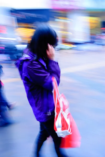 Menina andando na rua — Fotografia de Stock
