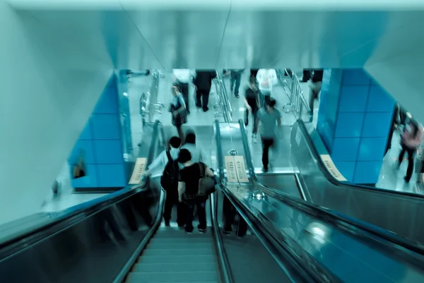 移动自动扶梯上的乘客 — 图库照片