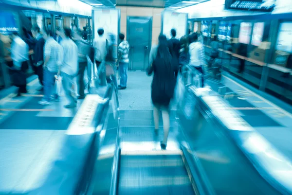 Pasajero en escaleras mecánicas en movimiento — Foto de Stock