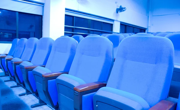 Chaises bleues dans la salle de conférence — Photo