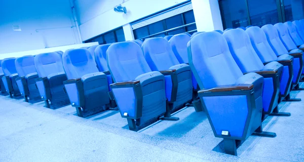 Chaises bleues dans la salle de conférence — Photo
