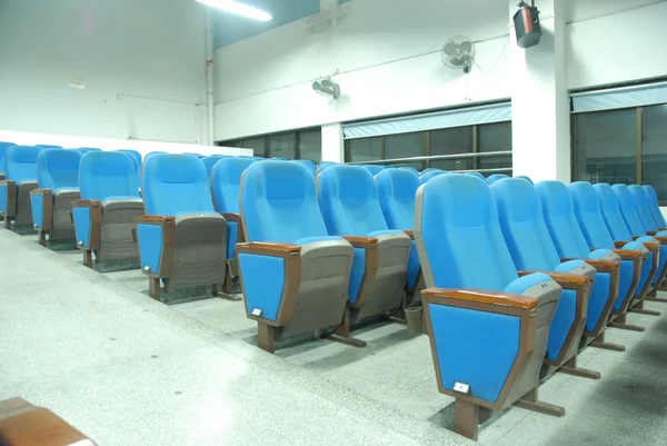 Blauwe stoelen in vergaderruimte — Stockfoto