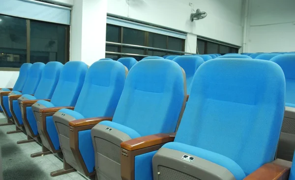 Sillas azules en la sala de conferencias —  Fotos de Stock
