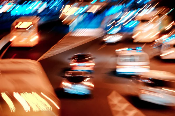 忙しい大都市の夜の交通 — ストック写真