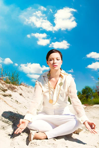 Медитація жінка — стокове фото