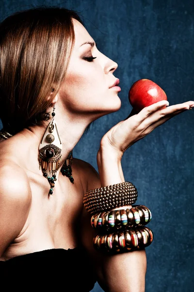 Mulher e maçã — Fotografia de Stock