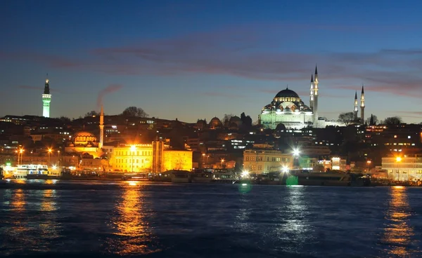 Beyazid Kulesi ve Süleymaniye Camii — Stok fotoğraf