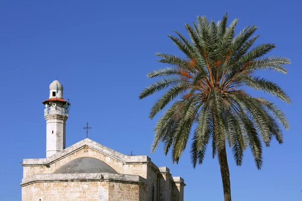 Kyrkan av st george i lod och minareten — Stockfoto