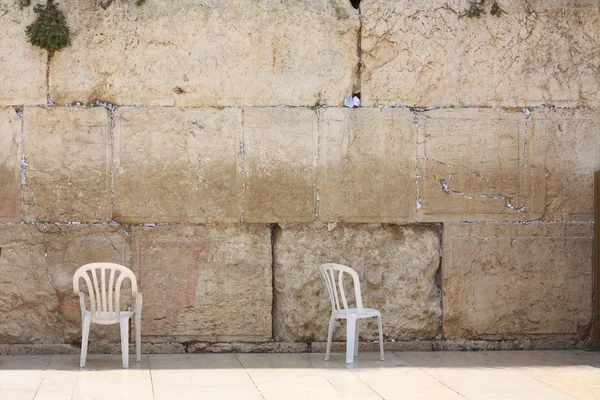 Siden oldtiden har jøden kommet til vestveggen med sin plaststol. – stockfoto