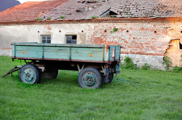 Trailer next to an old building — Stock Photo, Image