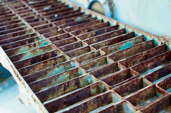 Antigua rejilla metálica oxidada —  Fotos de Stock