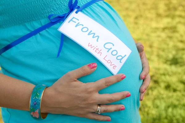 Беременная мама держит живот — стоковое фото
