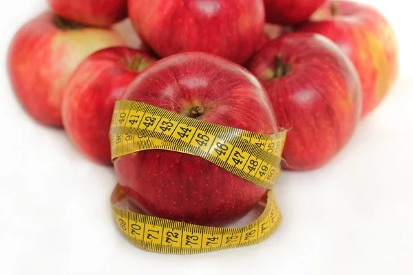 Червоне яблуко і вимірювальна стрічка ізольовані на білому — стокове фото