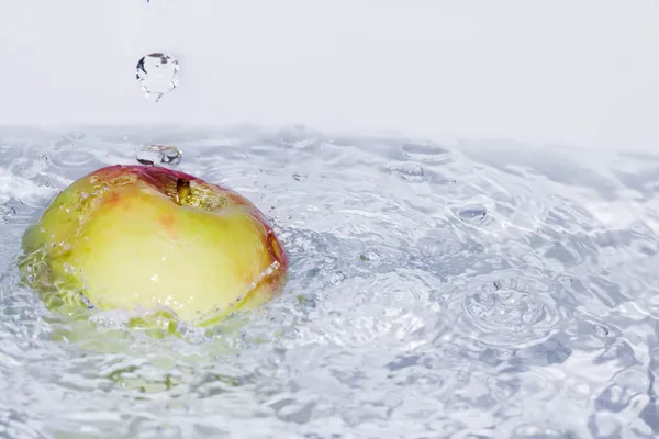 Roter Apfel in Wasser — Stockfoto